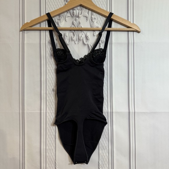 SKIMS Seamless Sculpt Lace Thong Bodysuit Black Size Small NWOT - Picture 10 of 11